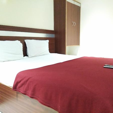 טירופאטי Hotel Adarsh Residency מראה חיצוני תמונה