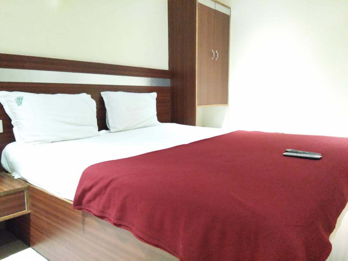 טירופאטי Hotel Adarsh Residency מראה חיצוני תמונה