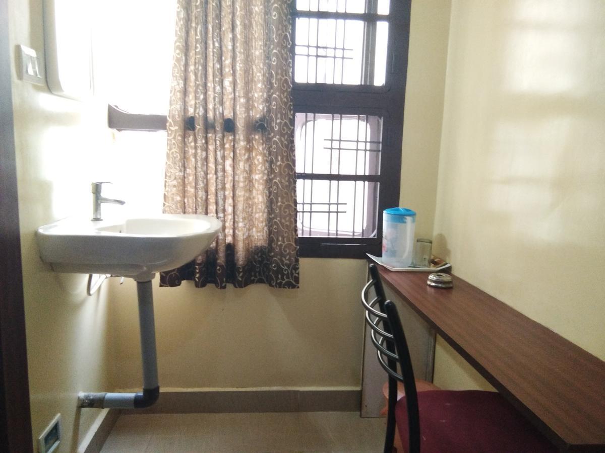 טירופאטי Hotel Adarsh Residency מראה חיצוני תמונה