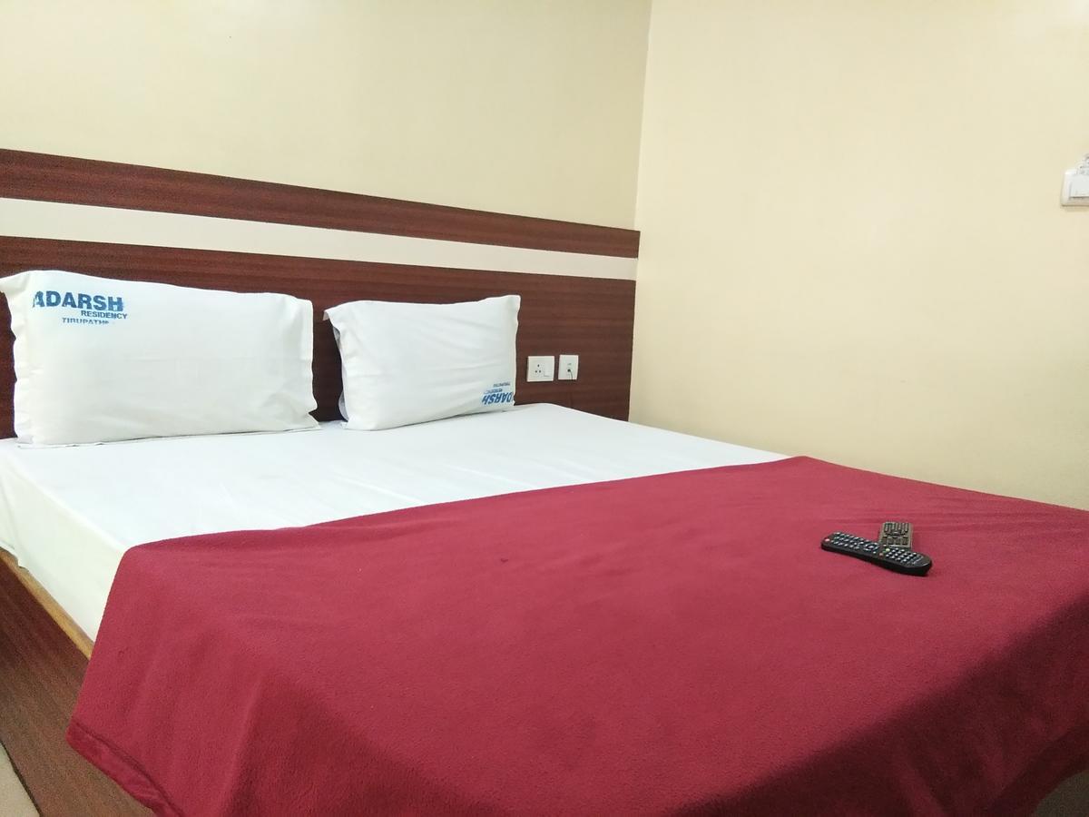 טירופאטי Hotel Adarsh Residency מראה חיצוני תמונה