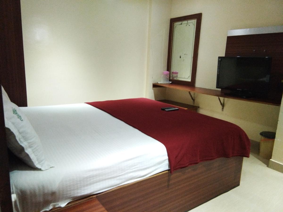 טירופאטי Hotel Adarsh Residency מראה חיצוני תמונה