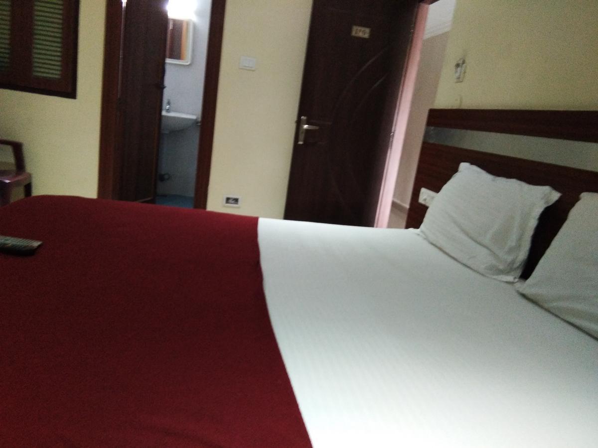 טירופאטי Hotel Adarsh Residency מראה חיצוני תמונה
