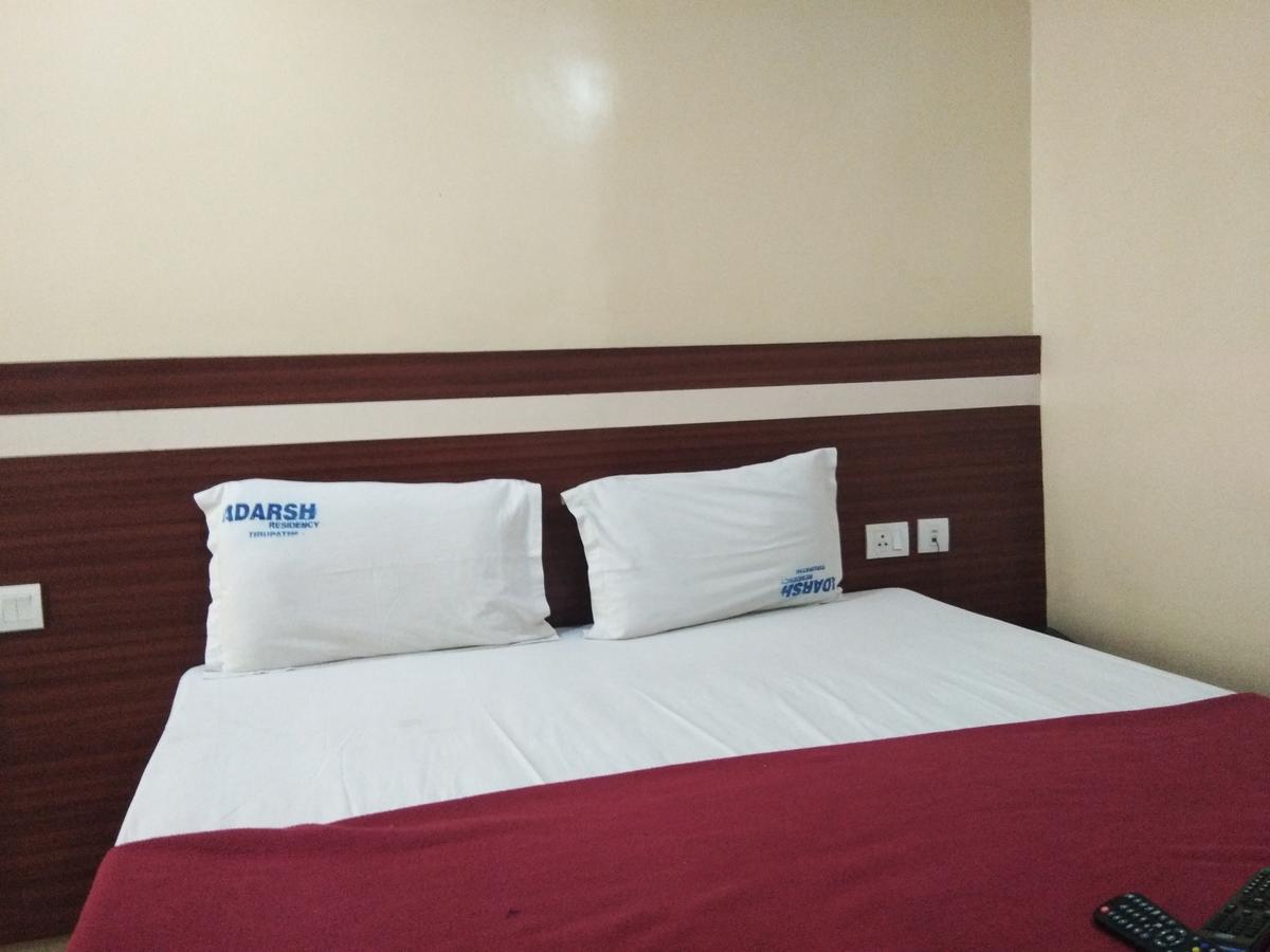 טירופאטי Hotel Adarsh Residency מראה חיצוני תמונה
