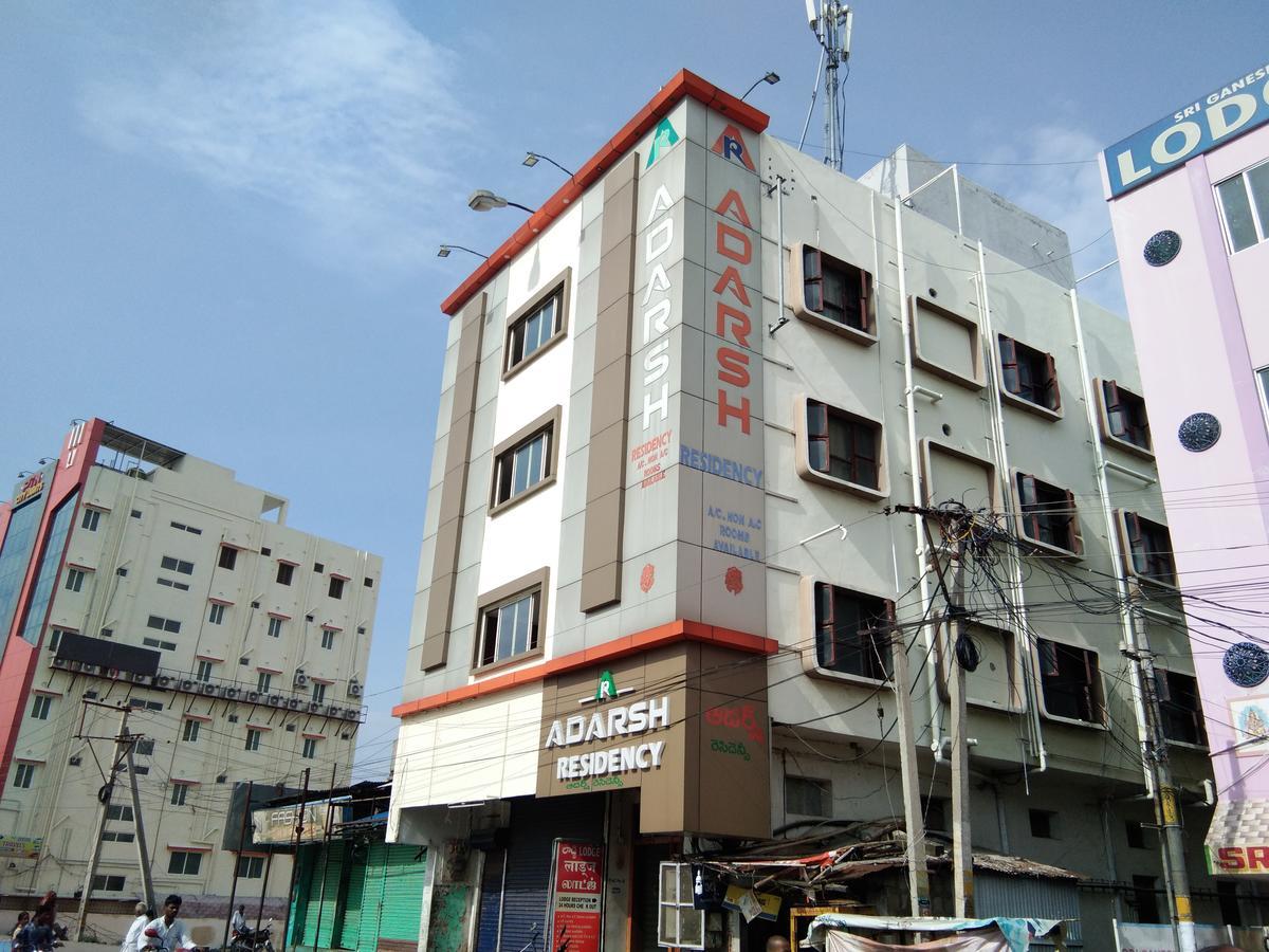 טירופאטי Hotel Adarsh Residency מראה חיצוני תמונה