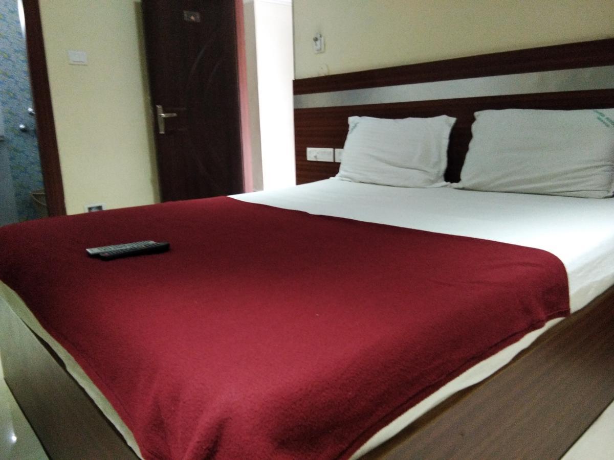 טירופאטי Hotel Adarsh Residency מראה חיצוני תמונה