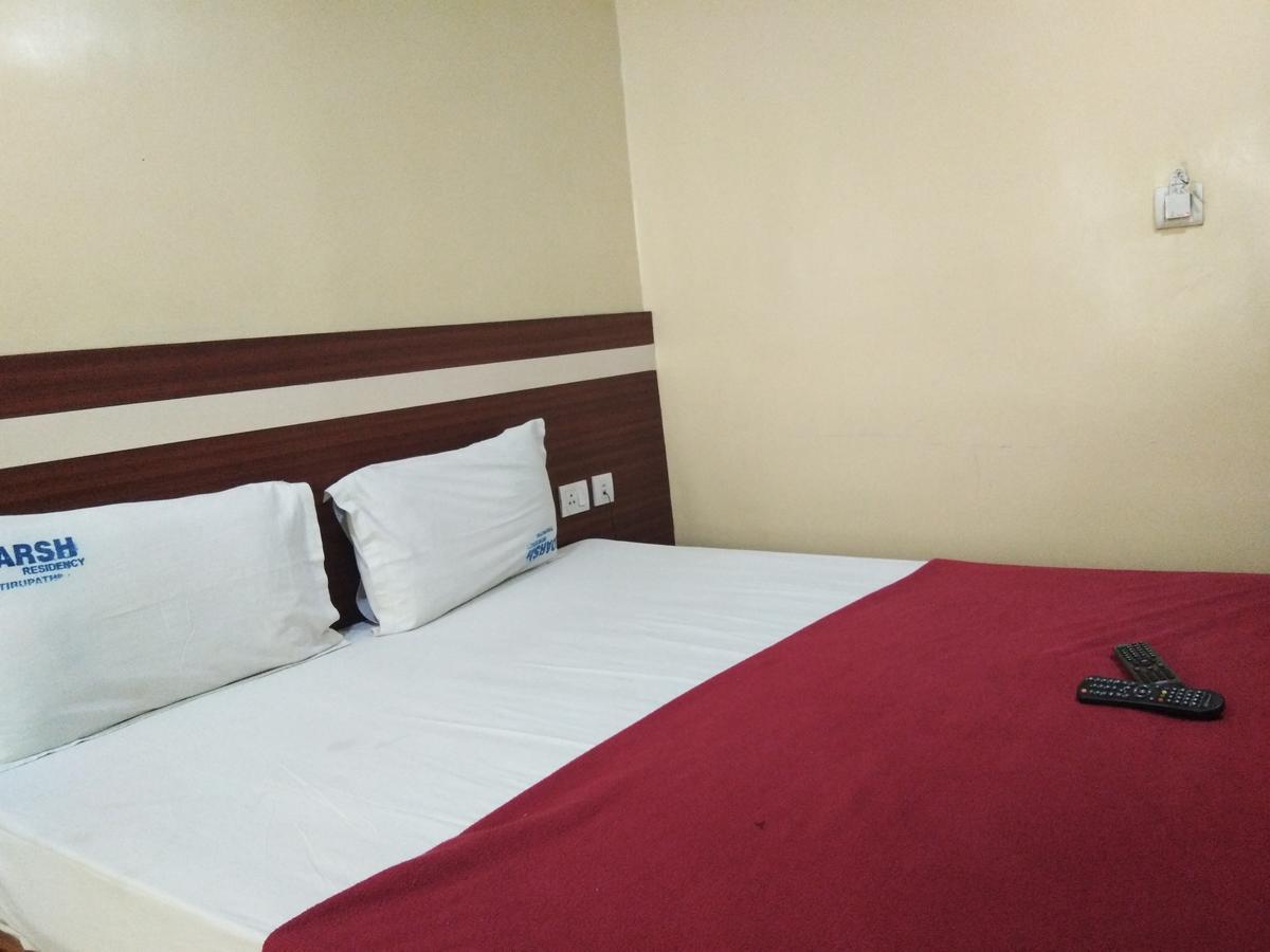 טירופאטי Hotel Adarsh Residency מראה חיצוני תמונה